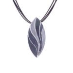 Kette mit Anhänger in verschiedenen Farben von scarlet bijoux