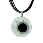 Kette mit Anhänger in verschiedenen Farben von scarlet bijoux