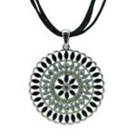 Kette mit Anhänger in verschiedenen Farben von scarlet bijoux