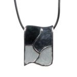 Kette mit Anhänger in verschiedenen Farben von scarlet bijoux