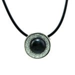 Kette mit Anhänger in verschiedenen Farben von scarlet bijoux