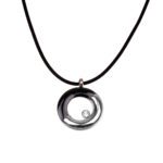 Kette mit Anhänger in verschiedenen Farben von scarlet bijoux
