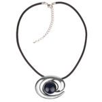 Kette mit Anhänger in verschiedenen Farben von scarlet bijoux