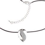 Kette mit Anhänger in verschiedenen Farben von scarlet bijoux