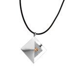 Kette mit Anhänger in verschiedenen Farben von scarlet bijoux