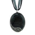 Kette mit Anhänger in verschiedenen Farben von scarlet bijoux