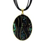 Kette mit Anhänger in verschiedenen Farben von scarlet bijoux