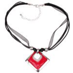 Kette mit Anhänger in verschiedenen farben von scarlet bijoux