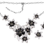 Kette mit Anhänger in verschiedenen Farben von scarlet bijoux