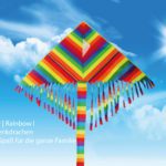 Einleiner Lenkdrachen »Rainbow I« mit Leine für 30 m Abstand; Größe: ca. 60 x 120 cm; Flugdrachen in Regenbogenfarben mit Streifenschwanz und Troddeln von scarlet play
