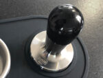 Tamper »Elegante« für Barista; mit ergonomischem Griff aus Aluminium und präzisionsgefertigter Edelstahlbasis; zur perfekten Extraktion mit Siebträgermaschinen von scarlet espresso – Bild 9