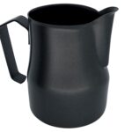 Milchkännchen »L'Art Profi« für Latte Art; aus 18/10 Edelstahl mit Antihaftbeschichtung; hochwertiger Barista Pitcher von scarlet espresso