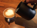 Milchkännchen »L'Art Modern Anthrazit« für Latte Art oder Cappuccino; aus 18/10 Edelstahl mit Antihaft-Beschichtung (innen & außen); hochwertiger Barista Pitcher von scarlet espresso – Bild 5
