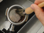 Reinigungspinsel für Siebträger »pratico deluxe« , Kaffeemühle, Espressomaschine mit festen Borsten und Echtholzgriff von scarlet espresso – Bild 3
