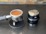 Tampermatte & Ablage »Tappetino Professionale« für Baristas, Tamping-Matte aus robustem Naturkautschuk, verhindert Verrutschen des Siebträgers, leicht zu reinigen von scarlet espresso – Bild 15