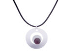 Kette mit Anhänger in verschiedenen Farben von scarlet bijoux