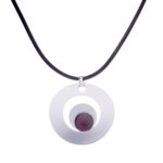 Kette mit Anhänger in verschiedenen Farben von scarlet bijoux
