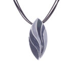 Kette mit Anhänger in verschiedenen Farben von scarlet bijoux