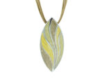 Kette mit Anhänger in verschiedenen Farben von scarlet bijoux – Bild 8