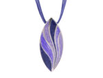 Kette mit Anhänger in verschiedenen Farben von scarlet bijoux – Bild 9