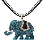 Kette mit Anhänger in verschiedenen Farben von scarlet bijoux