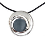 Kette mit Anhänger in verschiedenen Farben von scarlet bijoux