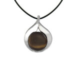 Kette mit Anhänger in verschiedenen Farben von scarlet bijoux