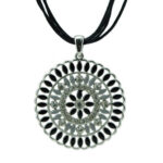 Kette mit Anhänger in verschiedenen Farben von scarlet bijoux