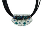 Kette mit Anhänger in verschiedenen Farben von scarlet bijoux