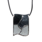 Kette mit Anhänger in verschiedenen Farben von scarlet bijoux