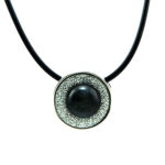 Kette mit Anhänger in verschiedenen Farben von scarlet bijoux