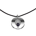 Kette mit Anhänger in verschiedenen Farben von scarlet bijoux