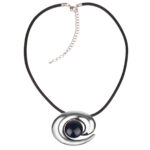 Kette mit Anhänger in verschiedenen Farben von scarlet bijoux