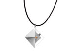 Kette mit Anhänger in verschiedenen Farben von scarlet bijoux