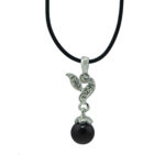 Kette mit Anhänger in verschiedenen Farben von scarlet bijoux