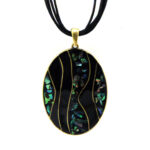 Kette mit Anhänger in verschiedenen Farben von scarlet bijoux