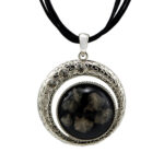 Kette mit Anhänger in verschiedenen Farben von scarlet bijoux