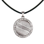 Kette mit Anhänger in verschiedenen Farben von scarlet bijoux