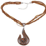 Kette mit Anhänger in verschiedenen Farben von scarlet bijoux