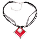 Kette mit Anhänger in verschiedenen farben von scarlet bijoux