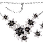 Kette mit Anhänger in verschiedenen Farben von scarlet bijoux