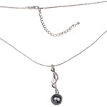 Kette mit Anhänger in verschiedenen Farben von scarlet bijoux