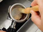 Reinigungspinsel für Siebträger »pratico« , Kaffeemühle, Espressomaschine mit festen Borsten und Echtholzgriff von scarlet espresso – Bild 3