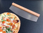 Pizzamesser »Rapido« Pizzacutter, Wiegemesser mit scharfer Klinge aus rostfreiem Edelstahl 32cm mit Holzgriff, schnelles und sauberes Schneiden, XXL, mit Klingenschutz von scarlet kitchen – Bild 7
