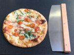 Pizzamesser »Rapido« Pizzacutter, Wiegemesser mit scharfer Klinge aus rostfreiem Edelstahl 32cm mit Holzgriff, schnelles und sauberes Schneiden, XXL, mit Klingenschutz von scarlet kitchen – Bild 8
