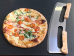 Pizzamesser »Rapido Professionale« Pizzacutter XXL Wiegemesser mit scharfer Klinge aus rostfreiem Edelstahl 35cm mit Holzgriff, schnelles und sauberes Schneiden, mit Klingenschutz von scarlet kitchen – Bild 6