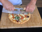 Pizzamesser »Rapido Professionale« Pizzacutter XXL Wiegemesser mit scharfer Klinge aus rostfreiem Edelstahl 35cm mit Holzgriff, schnelles und sauberes Schneiden, mit Klingenschutz von scarlet kitchen – Bild 7