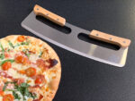 Pizzamesser »Rapido Professionale« Pizzacutter XXL Wiegemesser mit scharfer Klinge aus rostfreiem Edelstahl 35cm mit Holzgriff, schnelles und sauberes Schneiden, mit Klingenschutz von scarlet kitchen – Bild 8