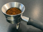 Präzisions-Trichter »Barista Cono Grande 58 mm« aus Edelstahl für Siebträger, Dosing Funnel Fülltrichter für Kaffeemehl von scarlet espresso – Bild 3