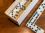 Domino Club Dominosteine »Double Six« 6 Profi mit Messing Pins mit Holzkiste  Set mit 28 Steinen - Legespiel von scarlet play – Bild 3